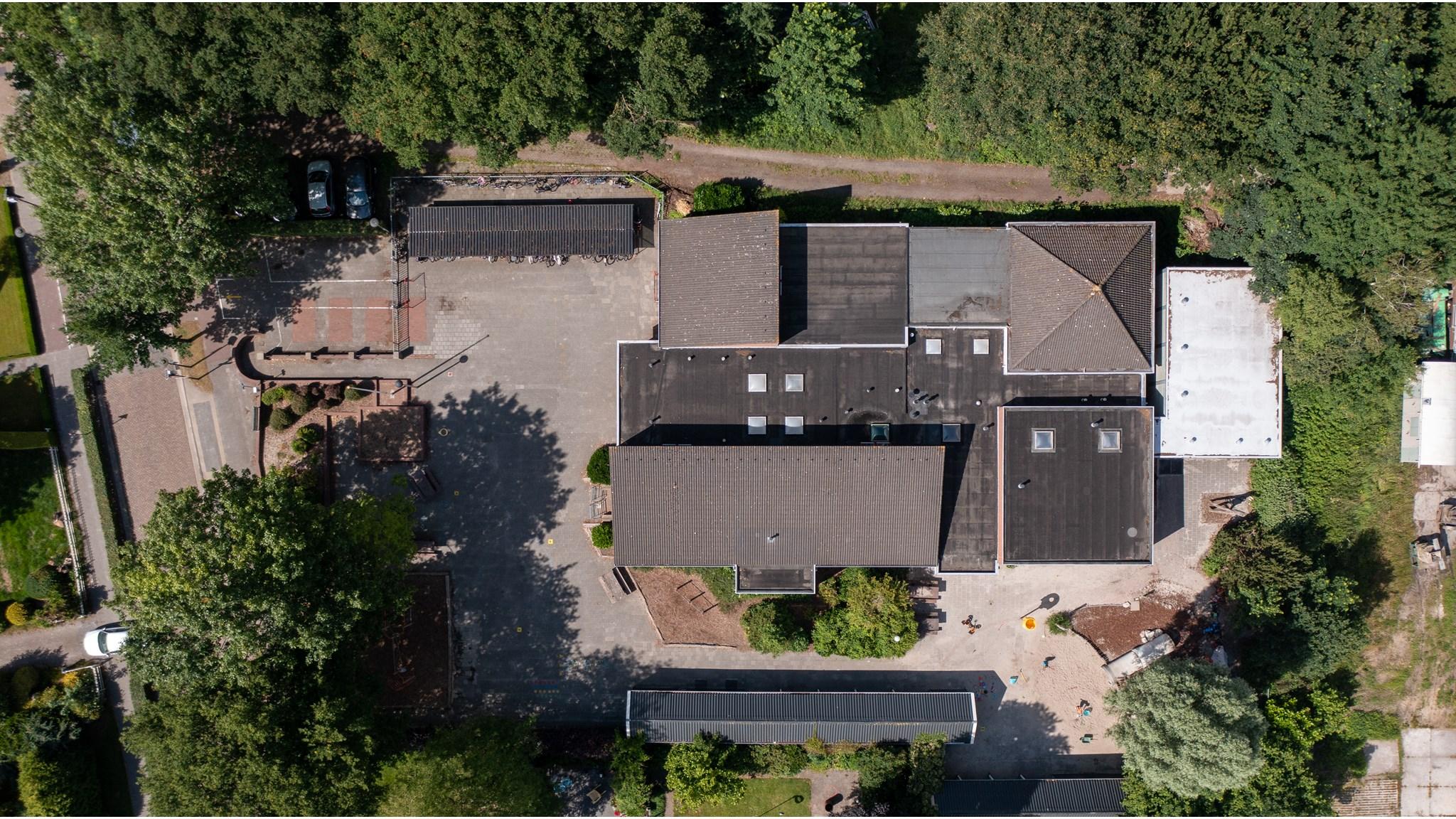 De Wijbrandischool in Oudehorne gezien vanuit de lucht, met het schoolplein en omliggende gebouwen duidelijk zichtbaar. De Wijbrandischool in Oudehorne gezien vanuit de lucht, met het schoolplein en omliggende gebouwen duidelijk zichtbaar.