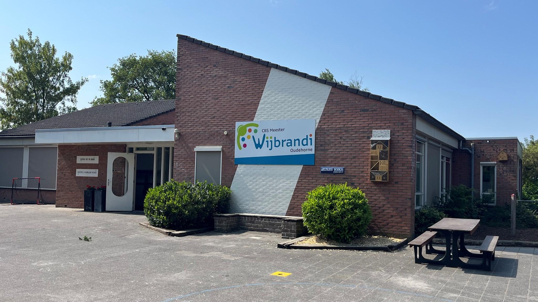 De Wijbrandischool in Oudehorne is een moderne basisschool met een uitnodigende uitstraling en een schoolplein. De Wijbrandischool in Oudehorne is een moderne basisschool met een uitnodigende uitstraling en een schoolplein.