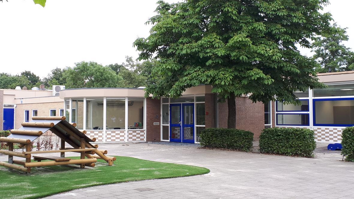 De Willem Farelschool in Hoevelaken met een overzicht van het schoolplein en speeltuigen. De Willem Farelschool in Hoevelaken met een overzicht van het schoolplein en speeltuigen.