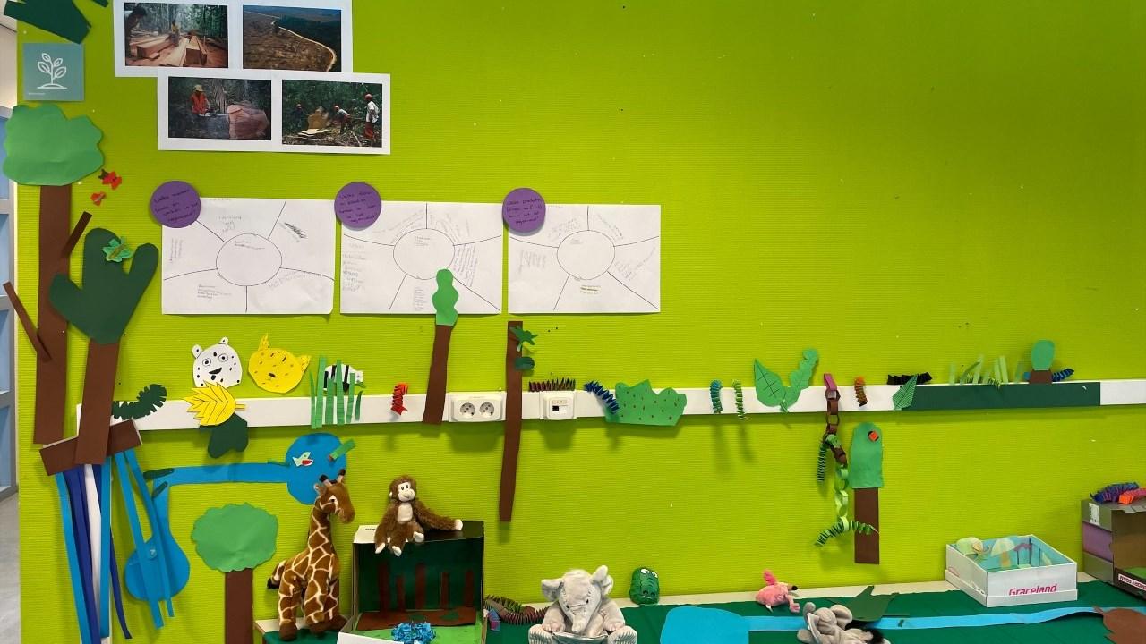 Decoratieve schoolmuur met knutselwerk en planningsdocumenten van De Twine in IJlst.