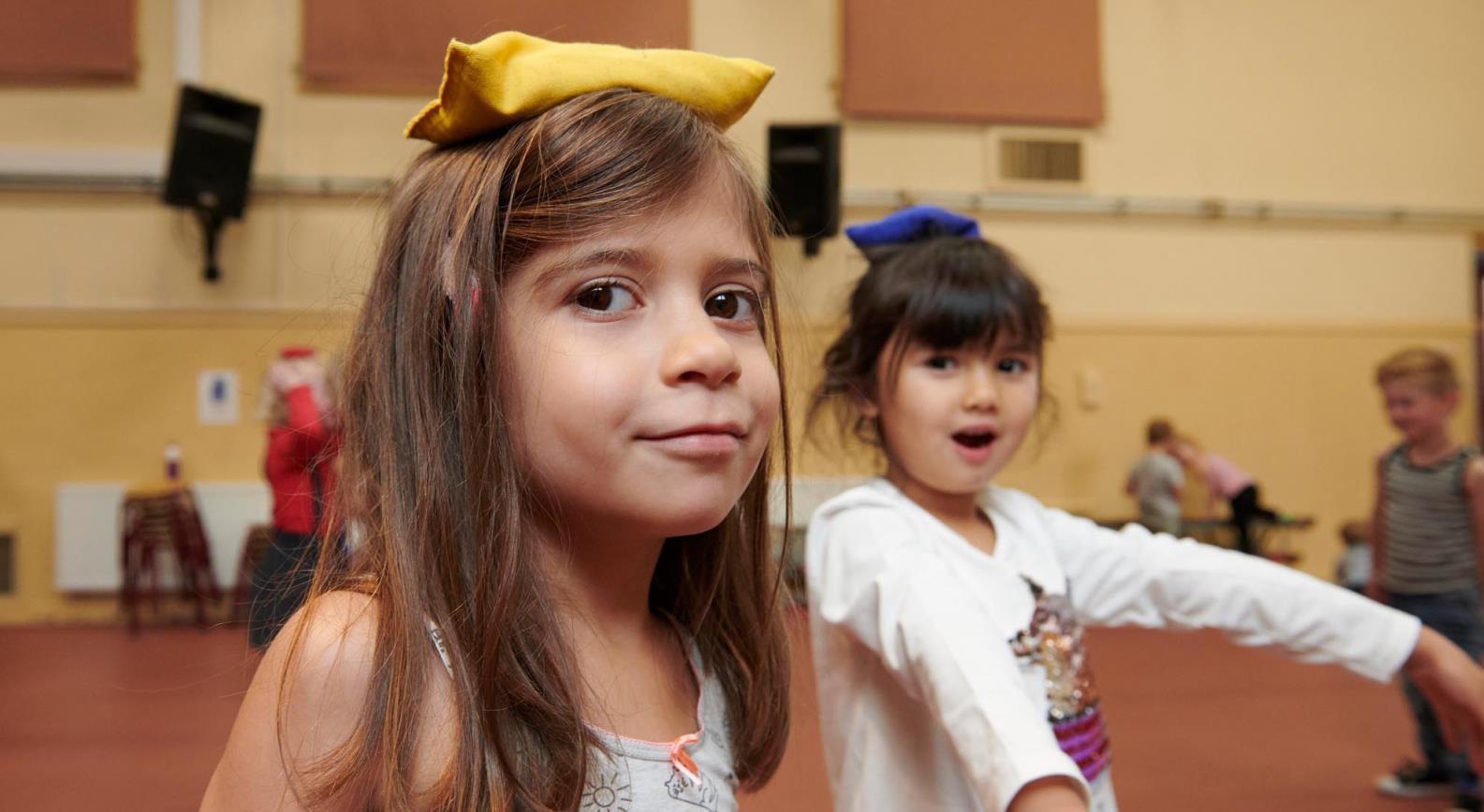 Deze afbeelding toont blije kinderen die spelen in Openbare Basisschool De Kring in Haarlem. Deze afbeelding toont blije kinderen die spelen in Openbare Basisschool De Kring in Haarlem.