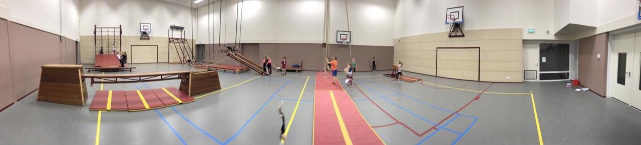 Deze afbeelding toont de gymzaal van de Prins Willem Alexanderschool in Ophemert met leerlingen die diverse sportactiviteiten uitvoeren. Deze afbeelding toont de gymzaal van de Prins Willem Alexanderschool in Ophemert met leerlingen die diverse sportactiviteiten uitvoeren.