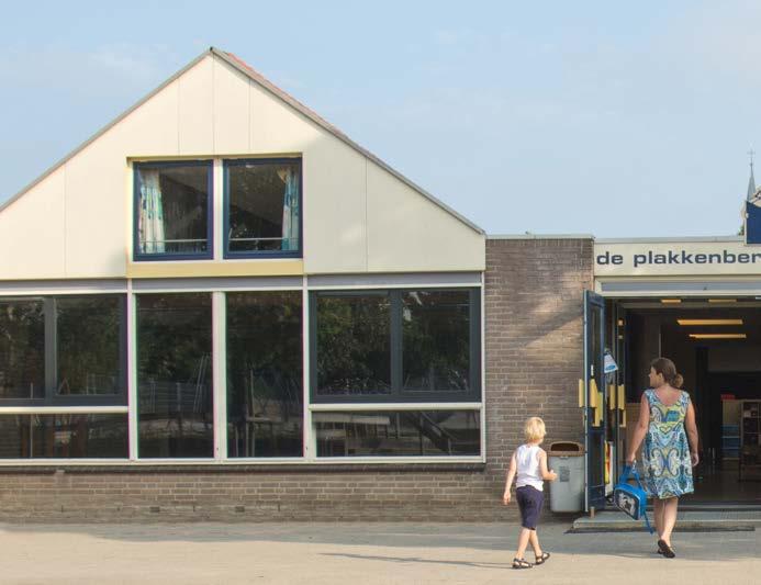 Deze afbeelding toont de hoofdingang van Basisschool de Plakkenberg in Silvolde, met een kind en een volwassene die naar binnen lopen. Deze afbeelding toont de hoofdingang van Basisschool de Plakkenberg in Silvolde, met een kind en een volwassene die naar binnen lopen.