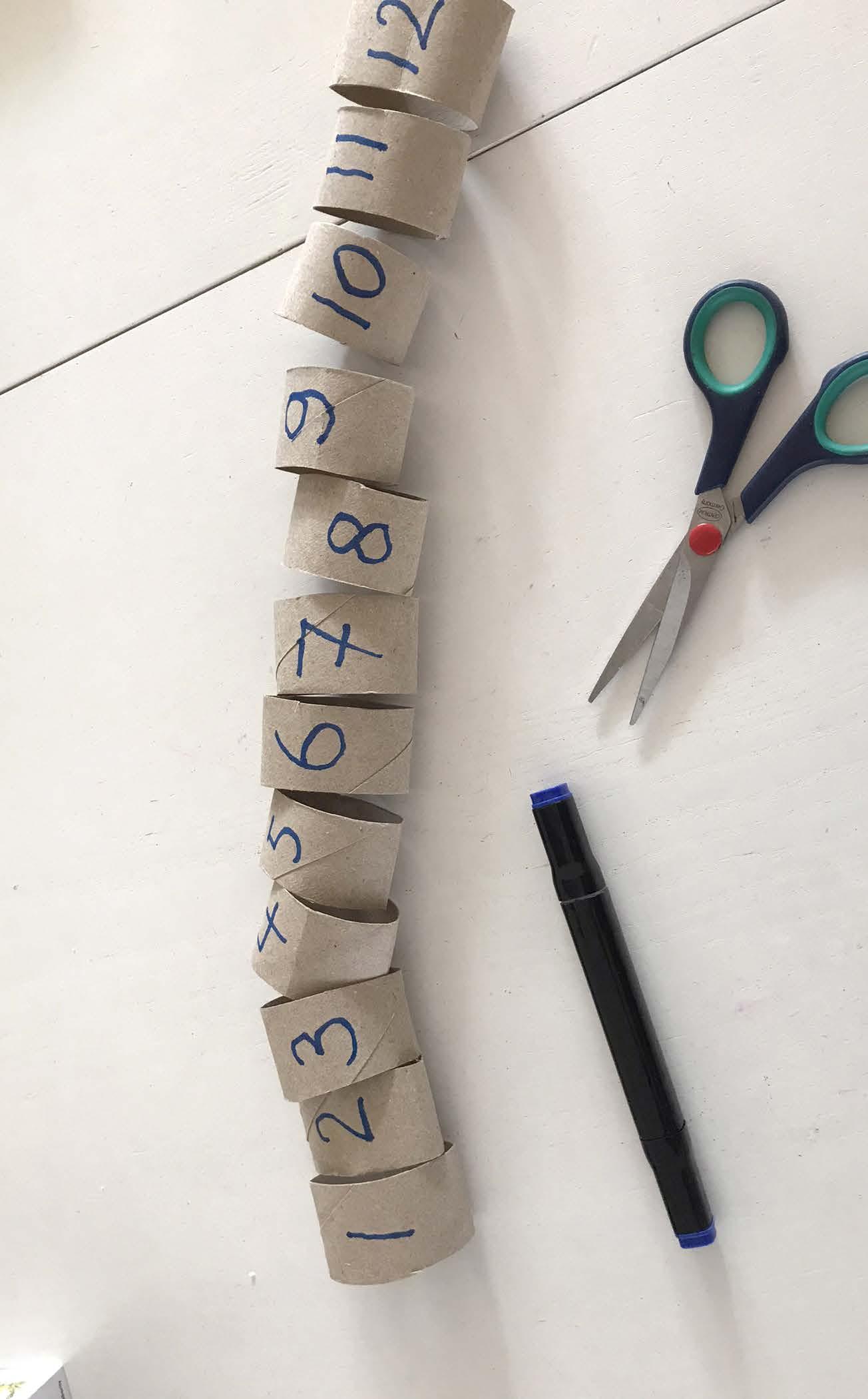 Deze afbeelding toont een creatief knutselproject met genummerde rollen papier, gemaakt op de Hannie Schaft Basisschool in Zandvoort. Deze afbeelding toont een creatief knutselproject met genummerde rollen papier, gemaakt op de Hannie Schaft Basisschool in Zandvoort.