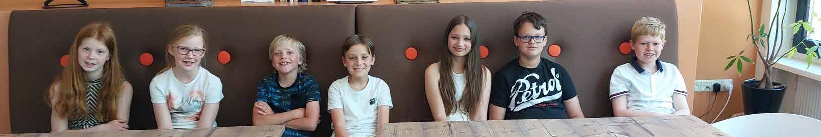 Deze afbeelding toont een groep kinderen die samen zitten in De Meander in Nieuwegein.