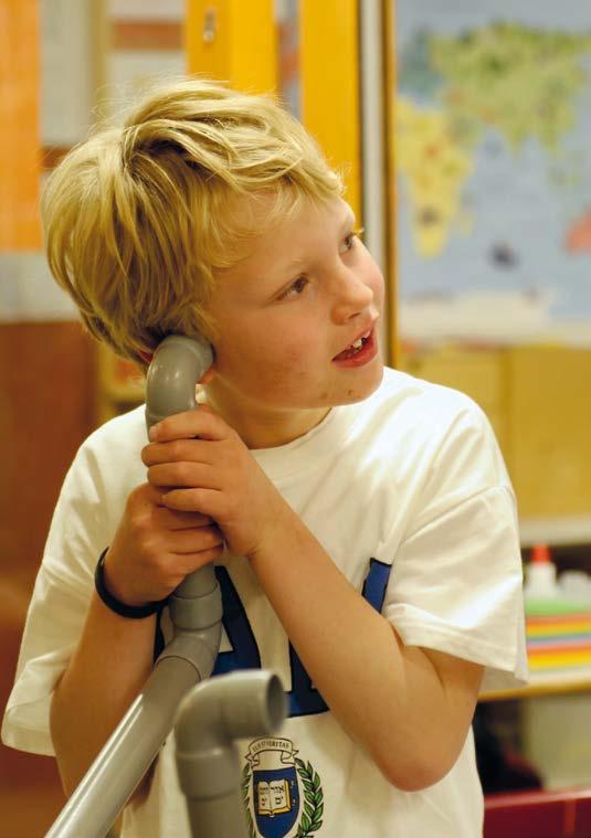 Deze afbeelding toont een jongen die een speelfon met plezier vasthoudt op de Lorentzschool in Leiden. Deze afbeelding toont een jongen die een speelfon met plezier vasthoudt op de Lorentzschool in Leiden.