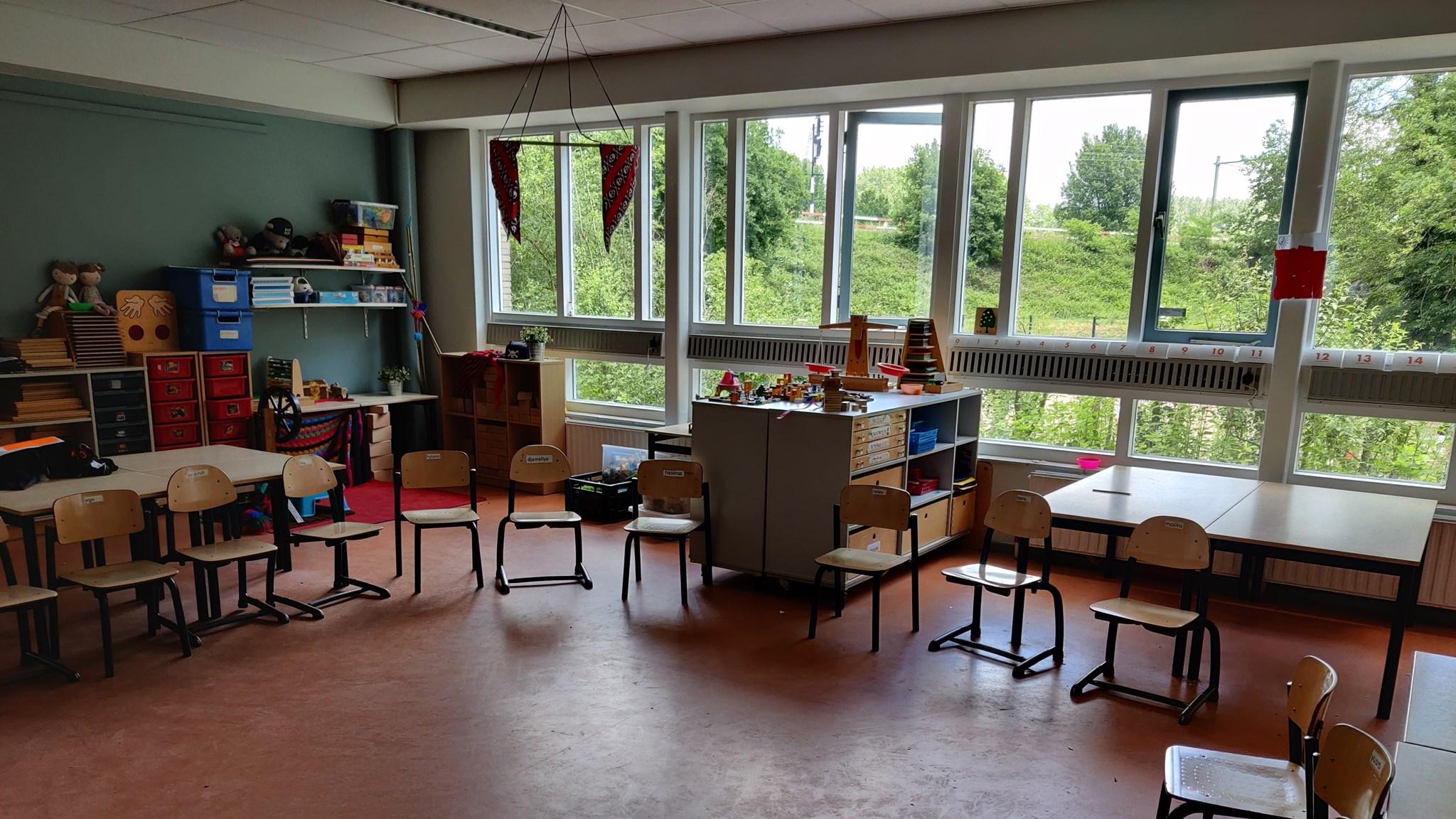 Deze afbeelding toont een klaslokaal van de Hugo de Grootschool in Arnhem. Deze afbeelding toont een klaslokaal van de Hugo de Grootschool in Arnhem.