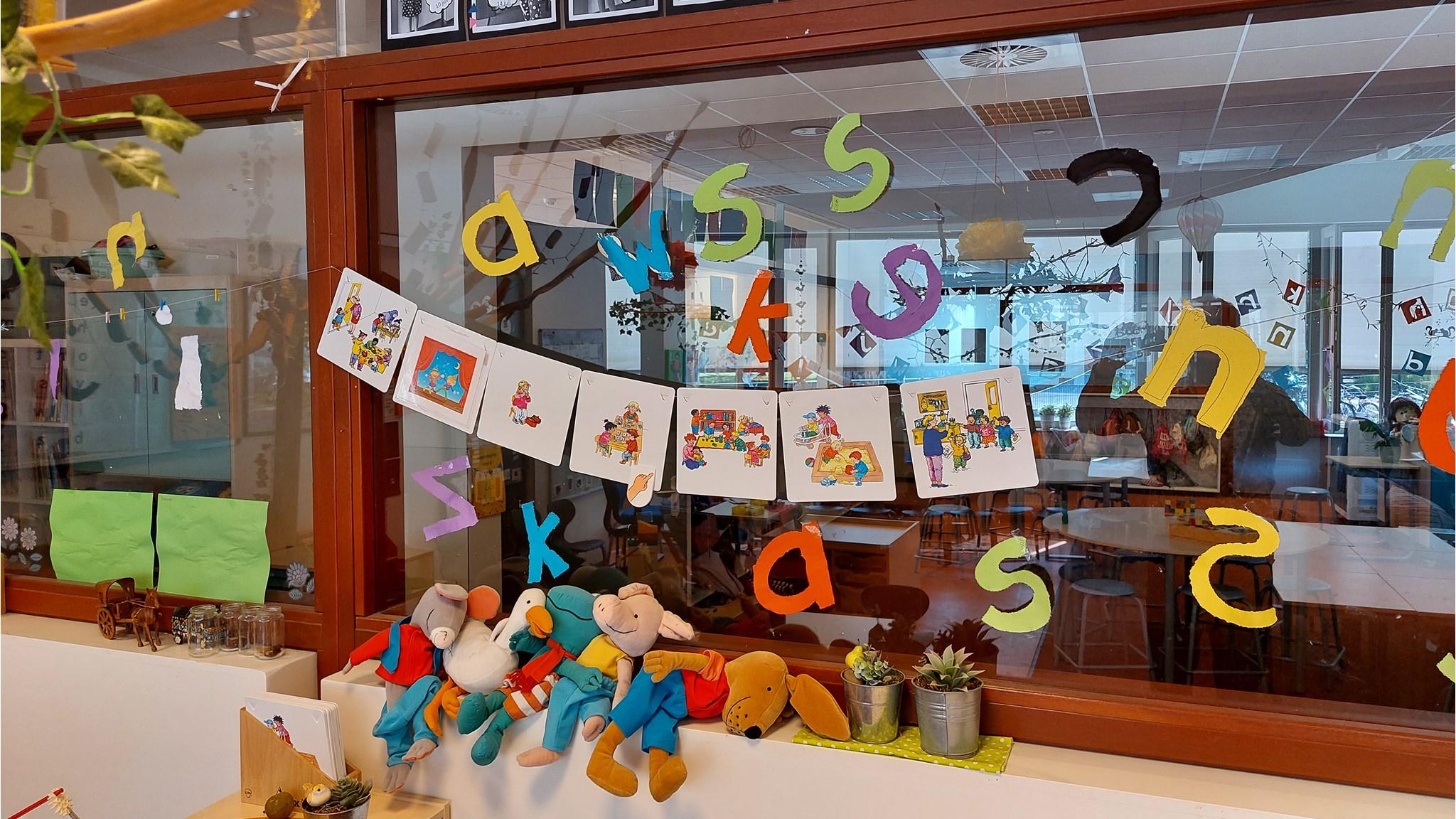 Deze afbeelding toont een kleurrijke klaslokaaldecoratie van De Toermalijn in Hasselt met kunstwerken en knuffels. Deze afbeelding toont een kleurrijke klaslokaaldecoratie van De Toermalijn in Hasselt met kunstwerken en knuffels.
