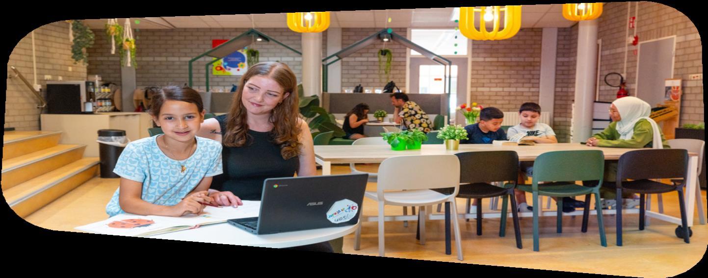 Deze afbeelding toont een leerkracht met een leerling in een moderne leeromgeving bij sbo de Vlinder in Rotterdam.