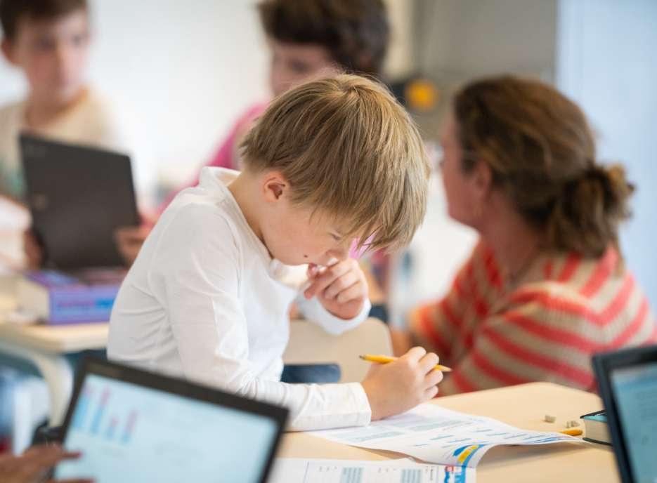 Deze afbeelding toont een leerling die geconcentreerd aan het werk is in de klas van Openbare Basisschool De Flierefluiter in Almere. Deze afbeelding toont een leerling die geconcentreerd aan het werk is in de klas van Openbare Basisschool De Flierefluiter in Almere.
