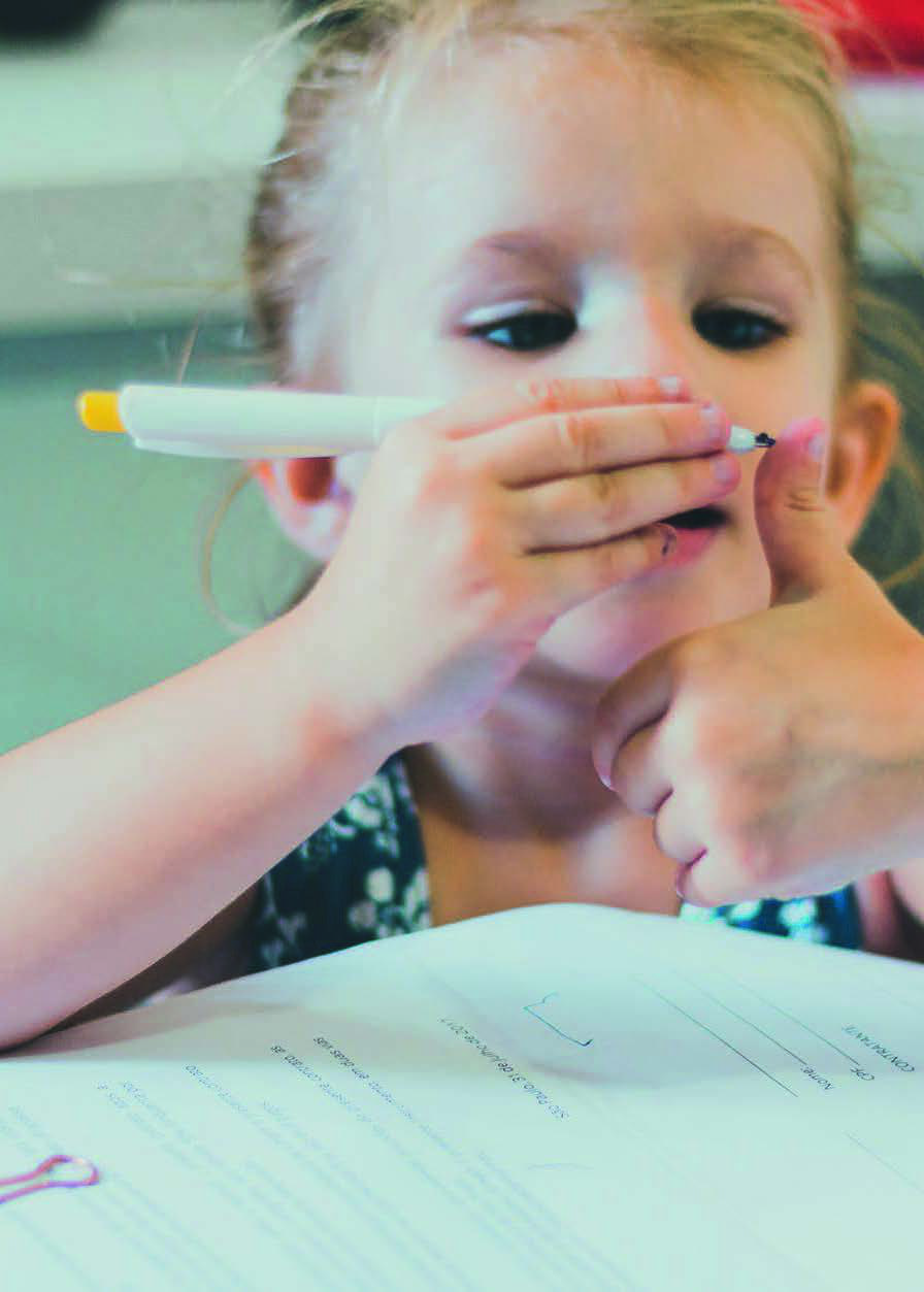 Deze afbeelding toont een meisje dat bezig is met tekenen in Openbare Basisschool De Piramide in Ridderkerk. Deze afbeelding toont een meisje dat bezig is met tekenen in Openbare Basisschool De Piramide in Ridderkerk.
