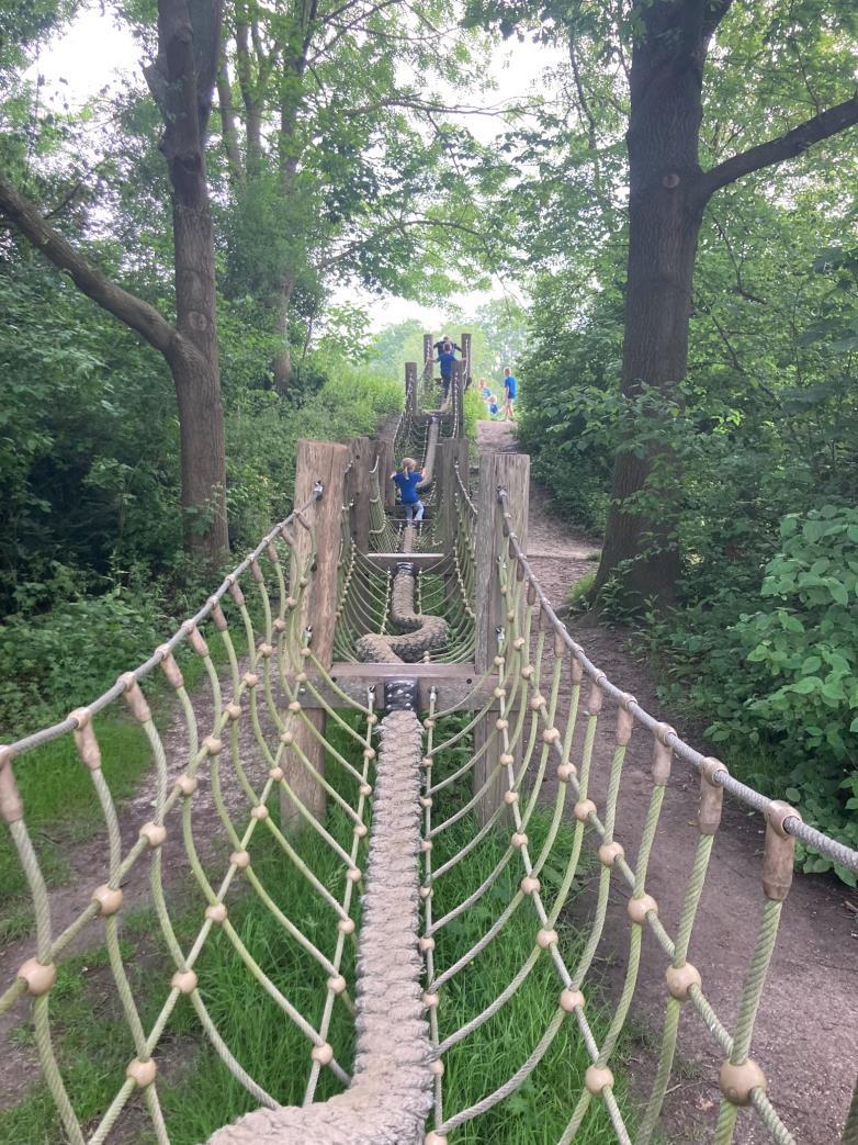 Deze afbeelding toont een touwbrug op het schoolplein van 'T Paalhoofd' in Zoutelande. Deze afbeelding toont een touwbrug op het schoolplein van 'T Paalhoofd' in Zoutelande.
