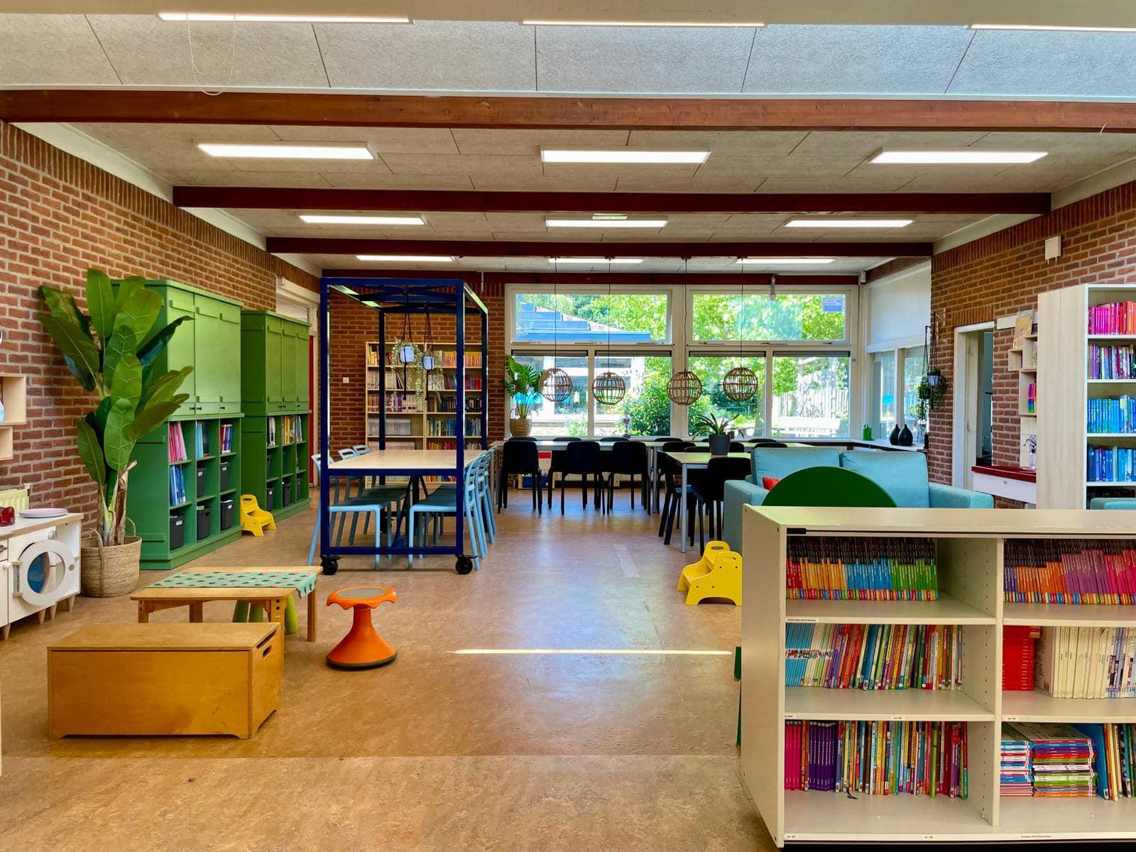 Deze afbeelding toont het interieur van de Bernhardschool Ermelo, met een overzicht van de kleurrijke leermiddelen en speelhoekjes. Deze afbeelding toont het interieur van de Bernhardschool Ermelo, met een overzicht van de kleurrijke leermiddelen en speelhoekjes.