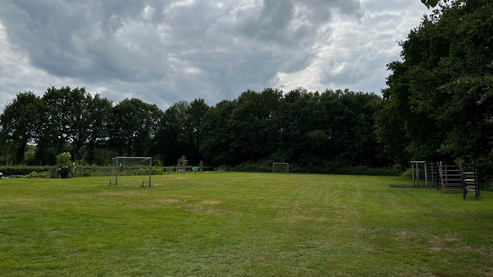 Deze afbeelding toont het schoolplein van Basisschool Anloo in Anloo, met een groen veld en voetbaldoelen. Deze afbeelding toont het schoolplein van Basisschool Anloo in Anloo, met een groen veld en voetbaldoelen.