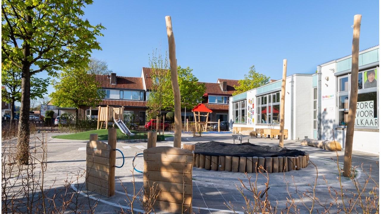 Deze afbeelding toont het speelplein van Openbare Daltonschool De Magneet in Amersfoort. Deze afbeelding toont het speelplein van Openbare Daltonschool De Magneet in Amersfoort.