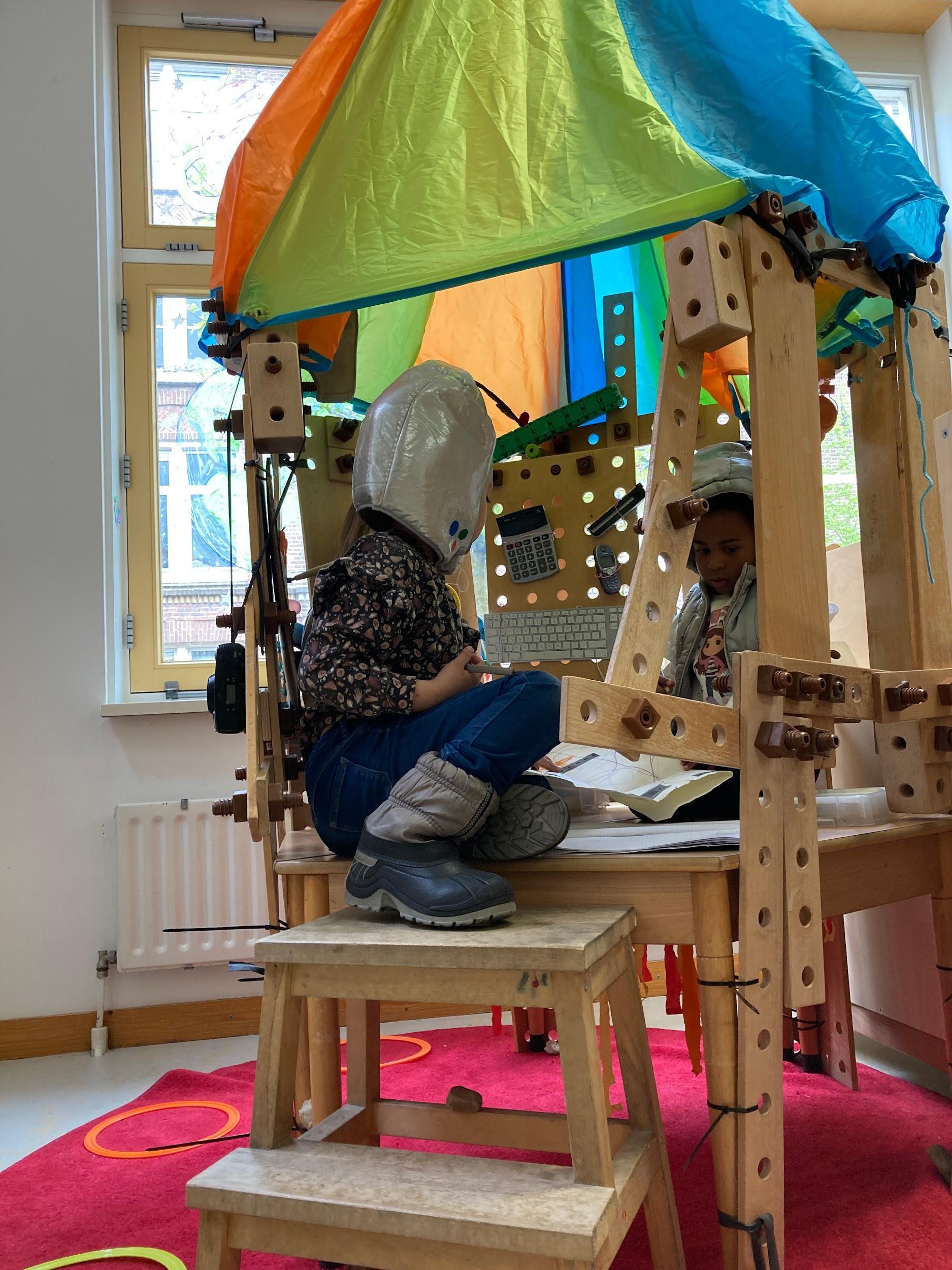 Deze afbeelding toont kinderen die spelen in een speelhoek van Basisschool Oostelijke Eilanden in Amsterdam. Deze afbeelding toont kinderen die spelen in een speelhoek van Basisschool Oostelijke Eilanden in Amsterdam.