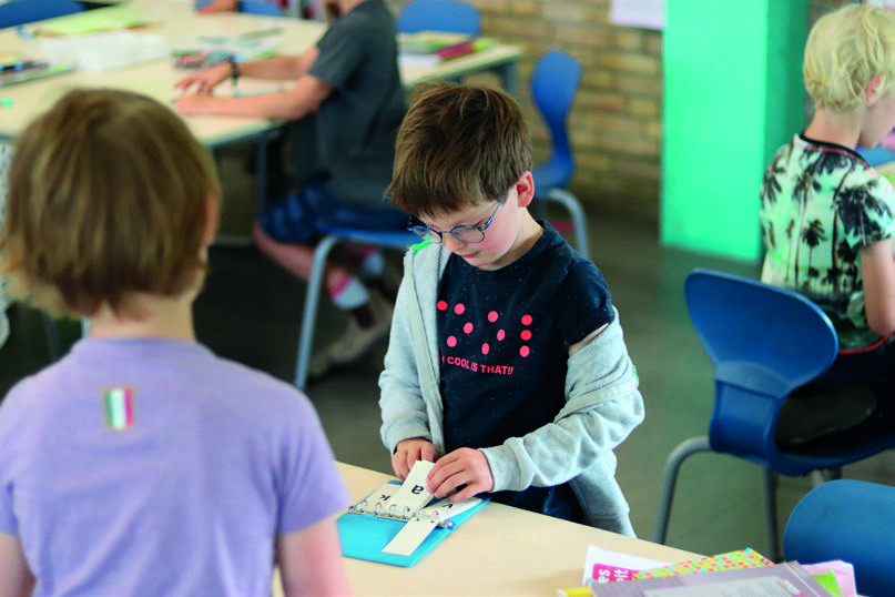 Deze afbeelding toont leerlingen die in de klas van obs Galvani in Den Haag bezig zijn met een creatieve activiteit. Deze afbeelding toont leerlingen die in de klas van obs Galvani in Den Haag bezig zijn met een creatieve activiteit.