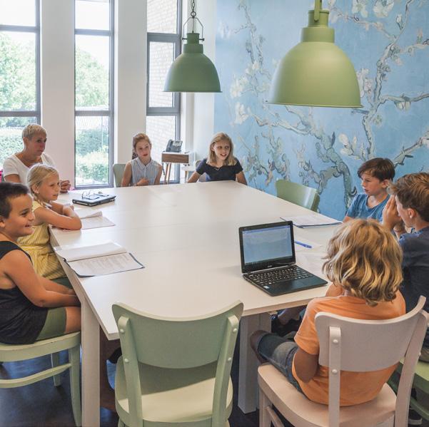 Deze afbeelding toont leerlingen die samenwerken rond een tafel in Openbare Basisschool De Hasselbraam in Haaren. Deze afbeelding toont leerlingen die samenwerken rond een tafel in Openbare Basisschool De Hasselbraam in Haaren.