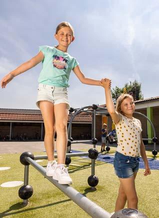 Deze afbeelding toont twee meisjes die spelen op het schoolplein van de Eben Haezerschool in Oosterzee. Deze afbeelding toont twee meisjes die spelen op het schoolplein van de Eben Haezerschool in Oosterzee.