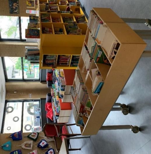 Dit beeld toont de kleurrijke bibliotheek van Basisschool de Vuurvogel in Assen, met boekenplanken en leesruimtes voor leerlingen. Dit beeld toont de kleurrijke bibliotheek van Basisschool de Vuurvogel in Assen, met boekenplanken en leesruimtes voor leerlingen.