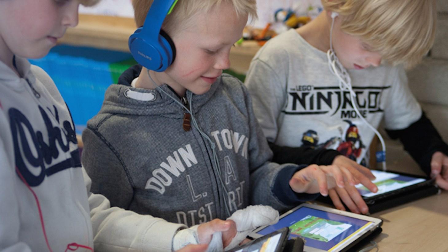 Dit image toont kinderen die met tablets werken in de Bloemcampschool in Wassenaar. Dit image toont kinderen die met tablets werken in de Bloemcampschool in Wassenaar.