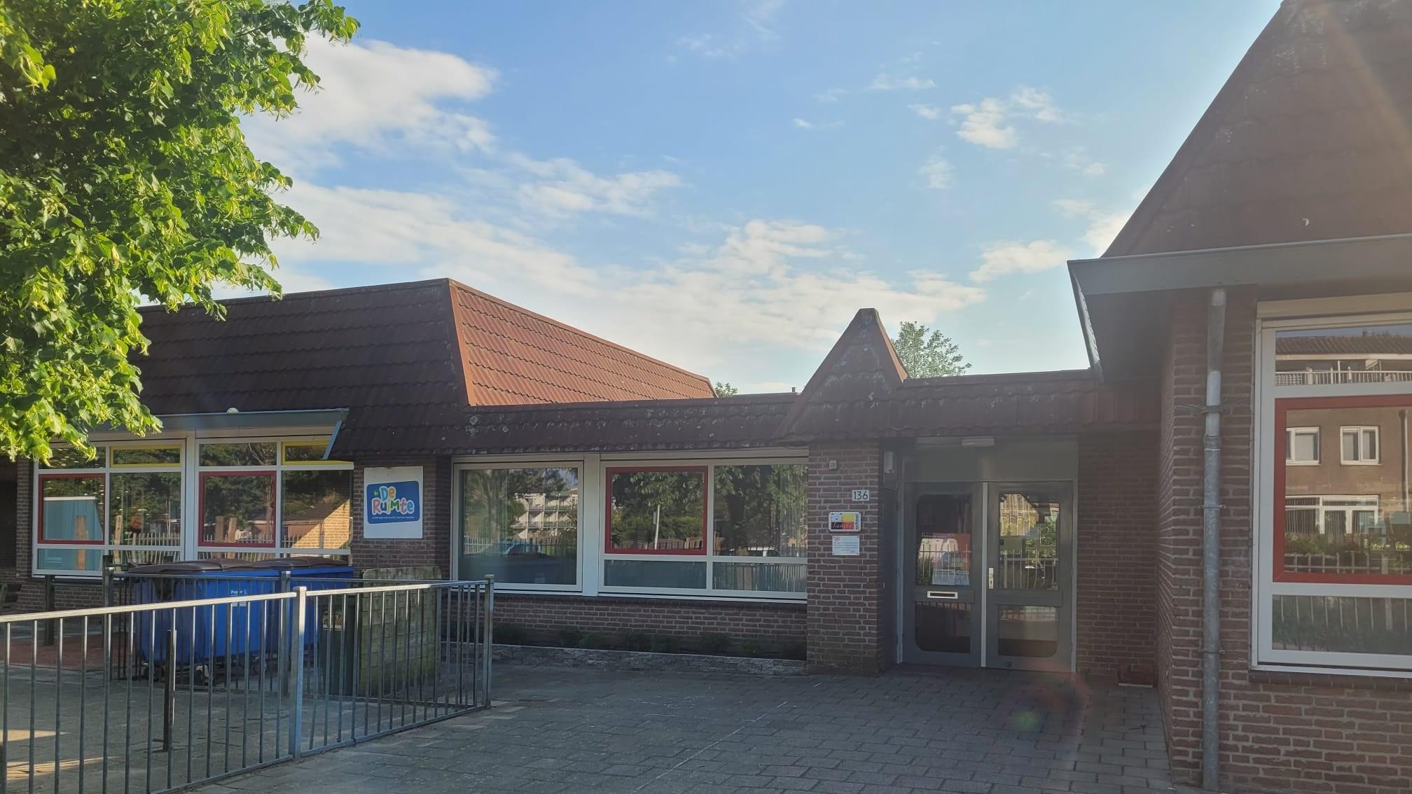 Dit is de voorzijde van basisschool KC De Ruimte in Kudelstaart. Dit is de voorzijde van basisschool KC De Ruimte in Kudelstaart.