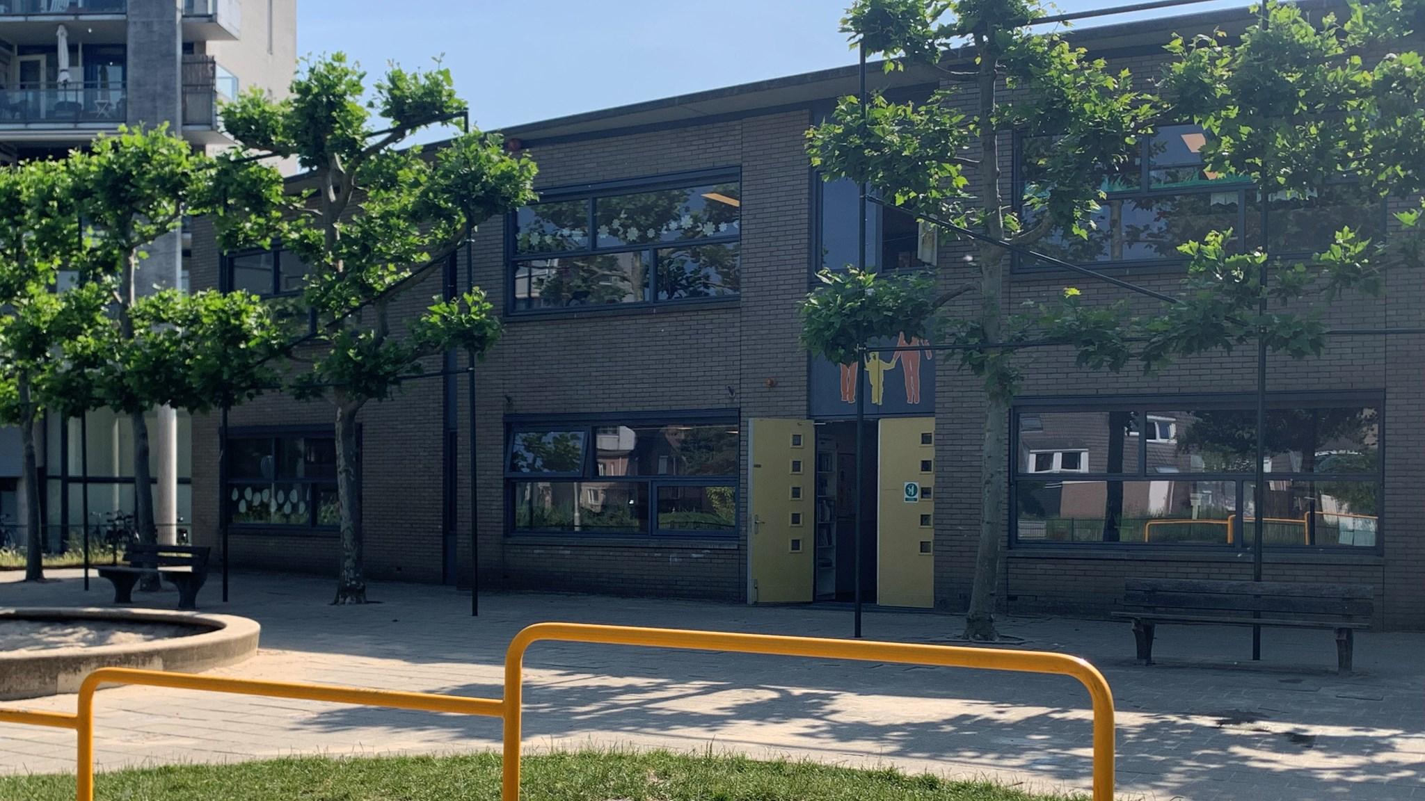 Dit is een afbeelding van BS Het Klinket in Arnhem, gezien vanaf het schoolplein met bomen en banken. Dit is een afbeelding van BS Het Klinket in Arnhem, gezien vanaf het schoolplein met bomen en banken.