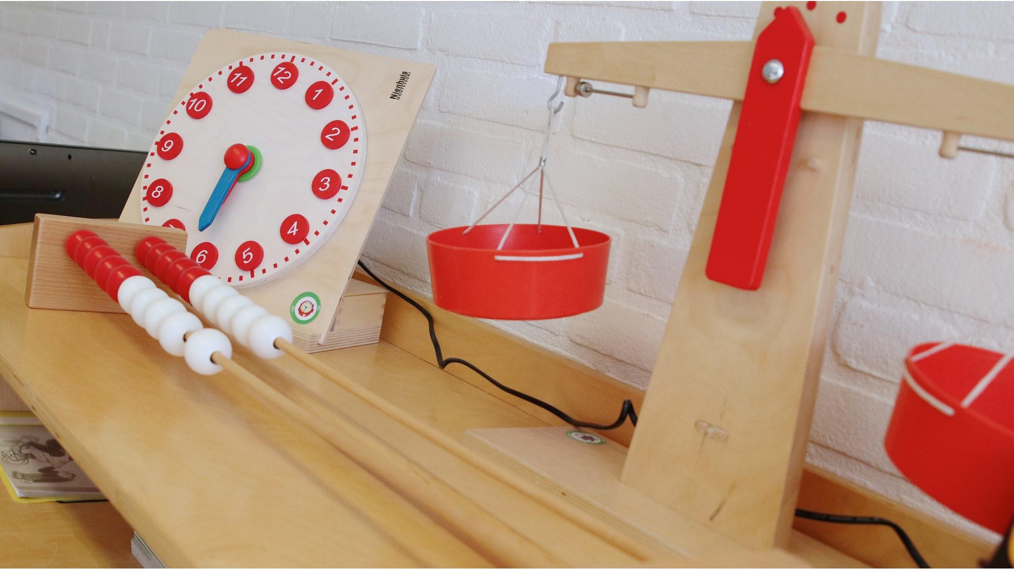 Dit is een afbeelding van educatief speelgoed in de Christelijke Basisschool Het Bastion in Klundert. Dit is een afbeelding van educatief speelgoed in de Christelijke Basisschool Het Bastion in Klundert.