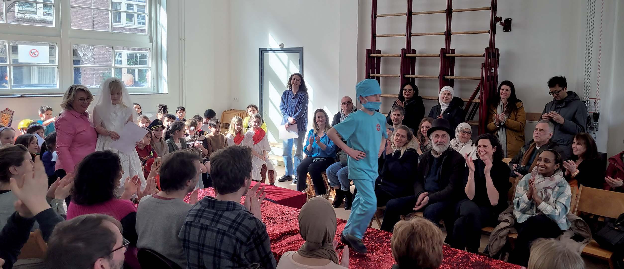 Dit is een afbeelding van een evenement op De Wegwijzer in Lomm, waar kinderen in verschillende kostuums een show opvoeren voor een enthousiast publiek. Dit is een afbeelding van een evenement op De Wegwijzer in Lomm, waar kinderen in verschillende kostuums een show opvoeren voor een enthousiast publiek.