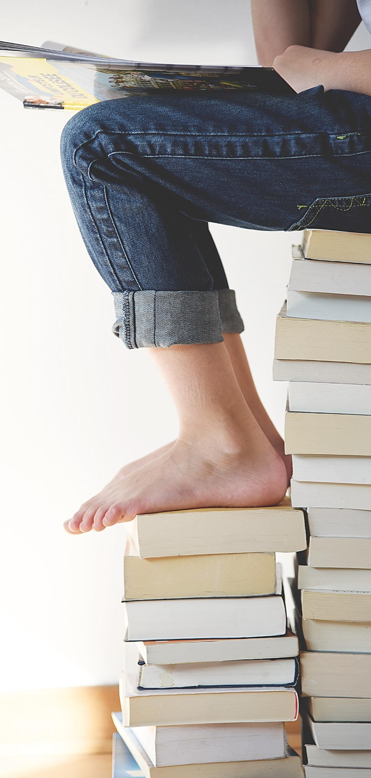 Dit is een afbeelding van een kind dat op een stapel boeken staat en leest bij Dalton Kindcentrum Wereldwijs in Eerbeek. Dit is een afbeelding van een kind dat op een stapel boeken staat en leest bij Dalton Kindcentrum Wereldwijs in Eerbeek.