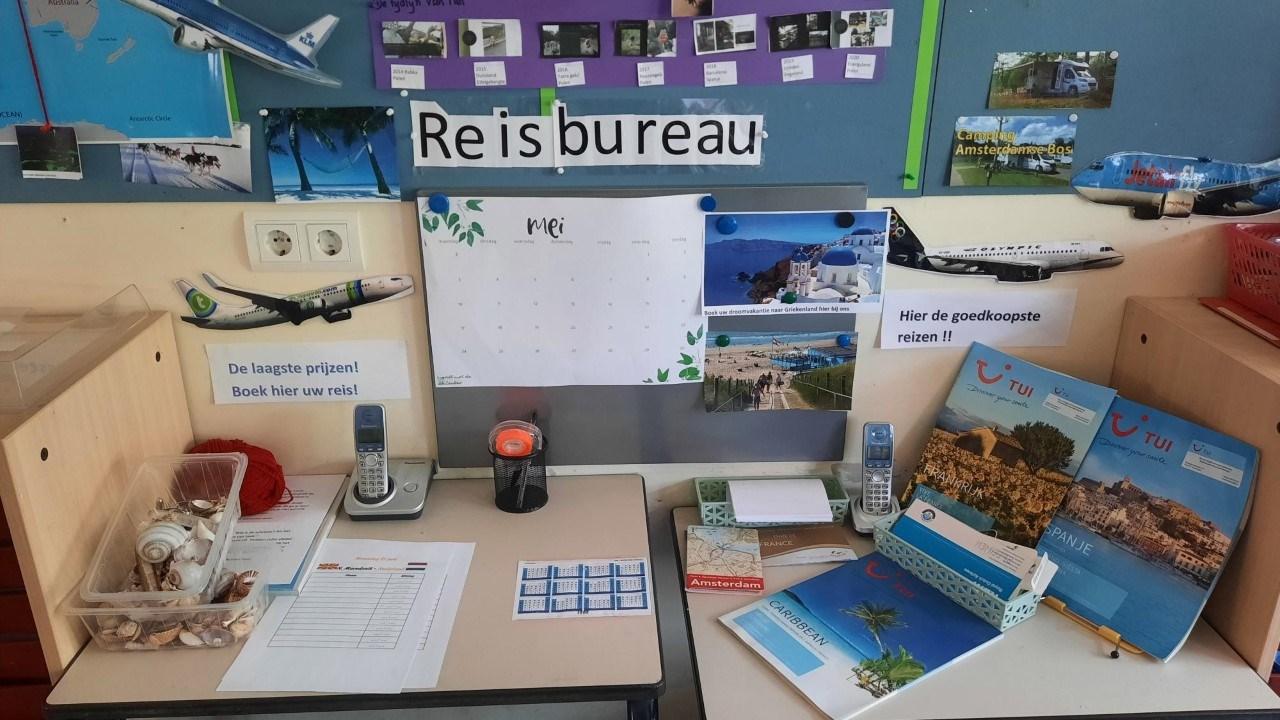 Dit is een afbeelding van het reisbureau in IKC Tuindorp in Amsterdam, waar informatie over reizen beschikbaar is. Dit is een afbeelding van het reisbureau in IKC Tuindorp in Amsterdam, waar informatie over reizen beschikbaar is.