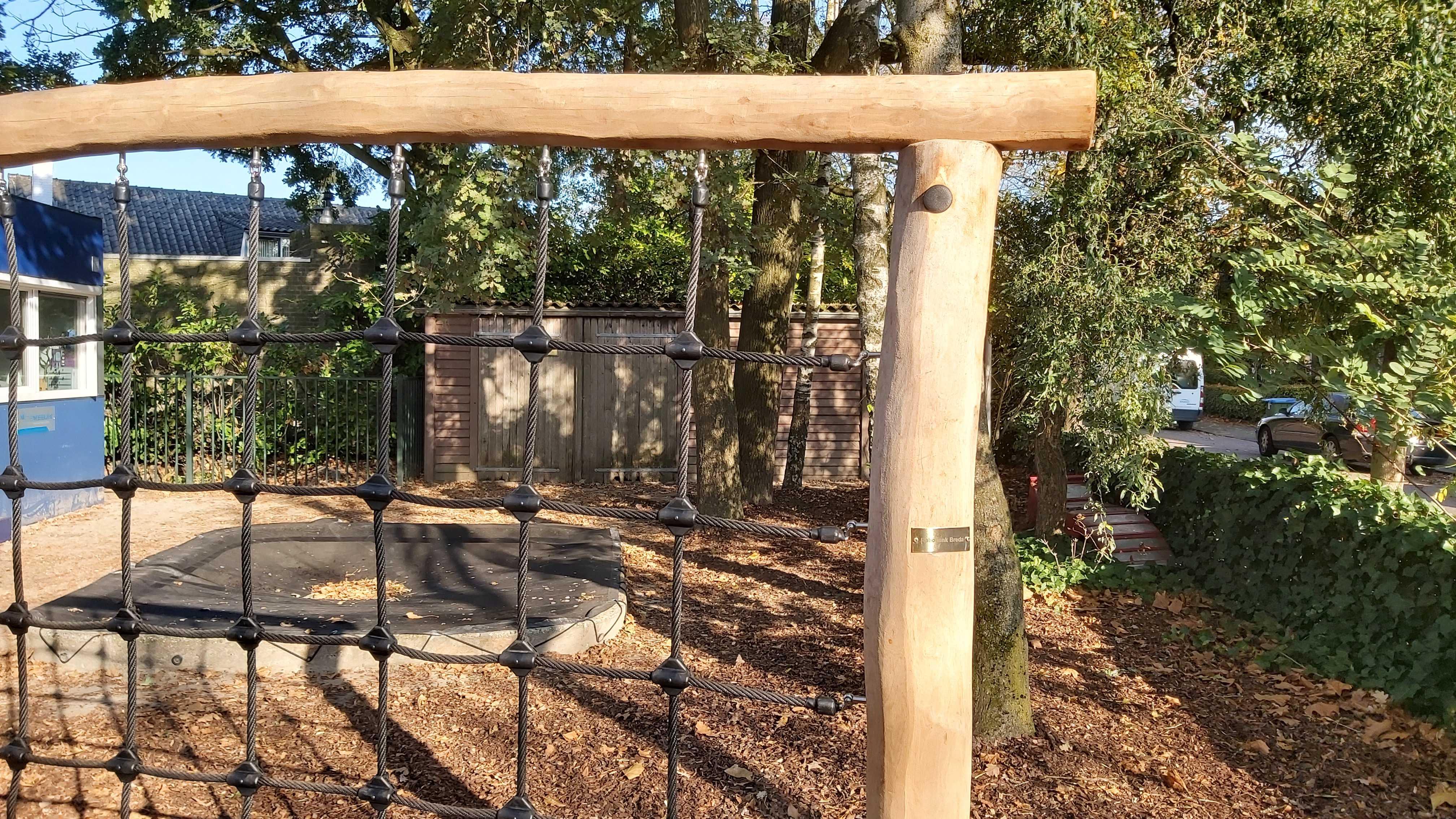 Dit is een afbeelding van het schoolplein van Openbare Basisschool De Klokkebei in Ulvenhout, met een klimnet en een zandbak. Dit is een afbeelding van het schoolplein van Openbare Basisschool De Klokkebei in Ulvenhout, met een klimnet en een zandbak.