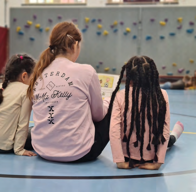 Dit is een afbeelding van kinderen die luisteren naar een verhaal op De Vlierboom in Den Haag. Dit is een afbeelding van kinderen die luisteren naar een verhaal op De Vlierboom in Den Haag.