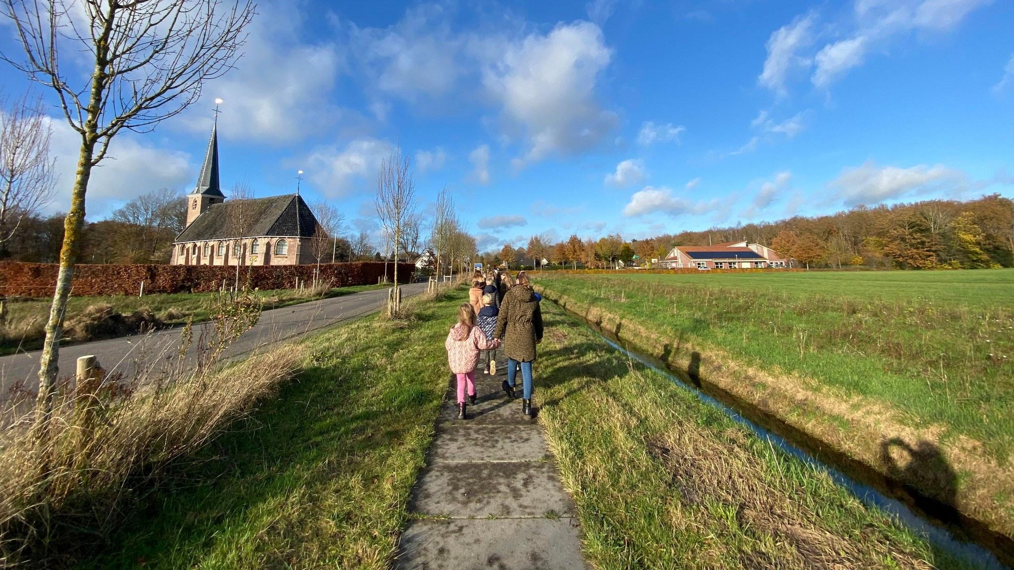 Dit is een afbeelding van kinderen die wandelen in de buurt van Basisschool 't Holtpad in Nijeholtpade. Dit is een afbeelding van kinderen die wandelen in de buurt van Basisschool 't Holtpad in Nijeholtpade.