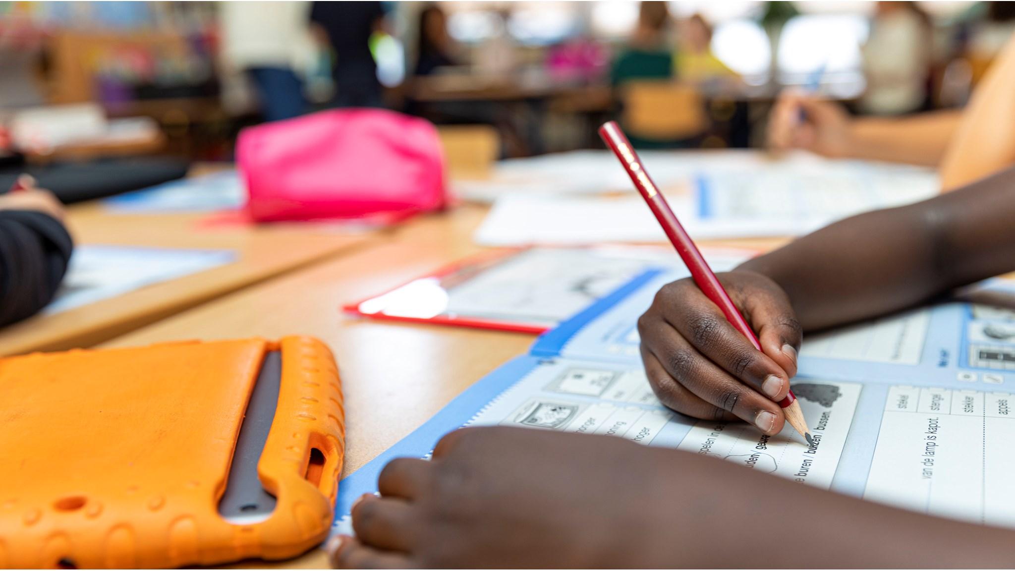 Dit is een afbeelding van leerlingen die aan het werk zijn in de klas van Openbare basisschool Digitalis in Almere. Dit is een afbeelding van leerlingen die aan het werk zijn in de klas van Openbare basisschool Digitalis in Almere.