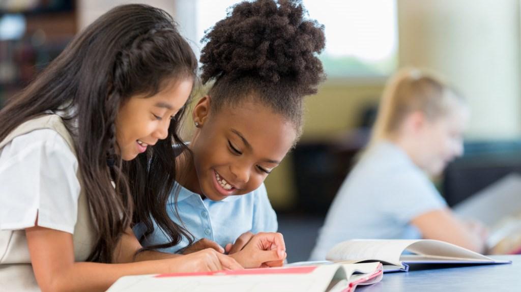 Dit is een afbeelding van leerlingen die samen studeren op obs De Wijde Wereld in Amersfoort. Dit is een afbeelding van leerlingen die samen studeren op obs De Wijde Wereld in Amersfoort.