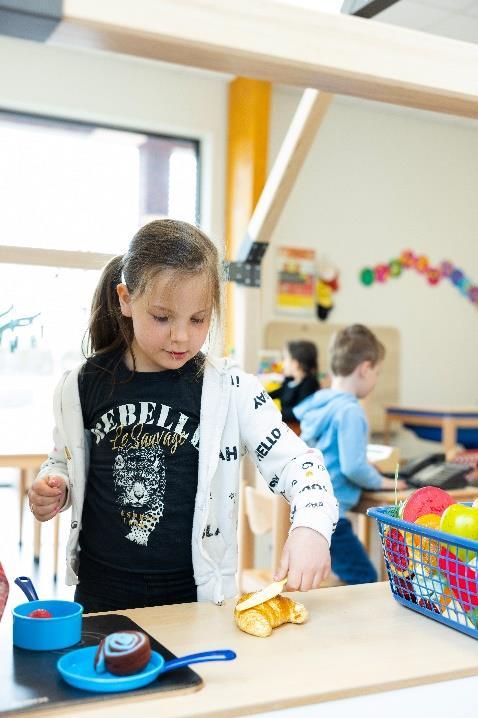 Dit is een afbeelding van leerlingen die spelen met speelgoed in de klas van 't PuzzelsTuk in Tuk. Dit is een afbeelding van leerlingen die spelen met speelgoed in de klas van 't PuzzelsTuk in Tuk.