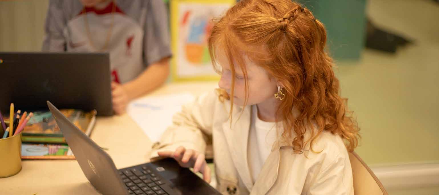 Dit is een afbeelding van leerlingen van Het Avontuur in Hoef en Haag die aan laptops werken.