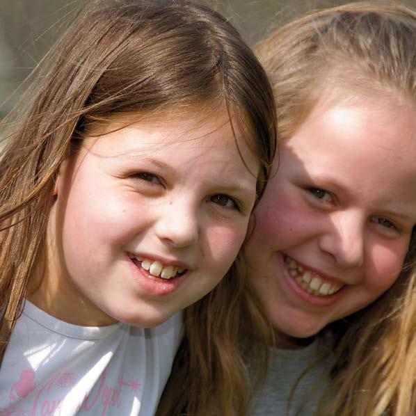 Dit is een afbeelding van twee blije meisjes op het schoolplein van Openbare Basisschool De Rietpluim in Nuenen. Dit is een afbeelding van twee blije meisjes op het schoolplein van Openbare Basisschool De Rietpluim in Nuenen.