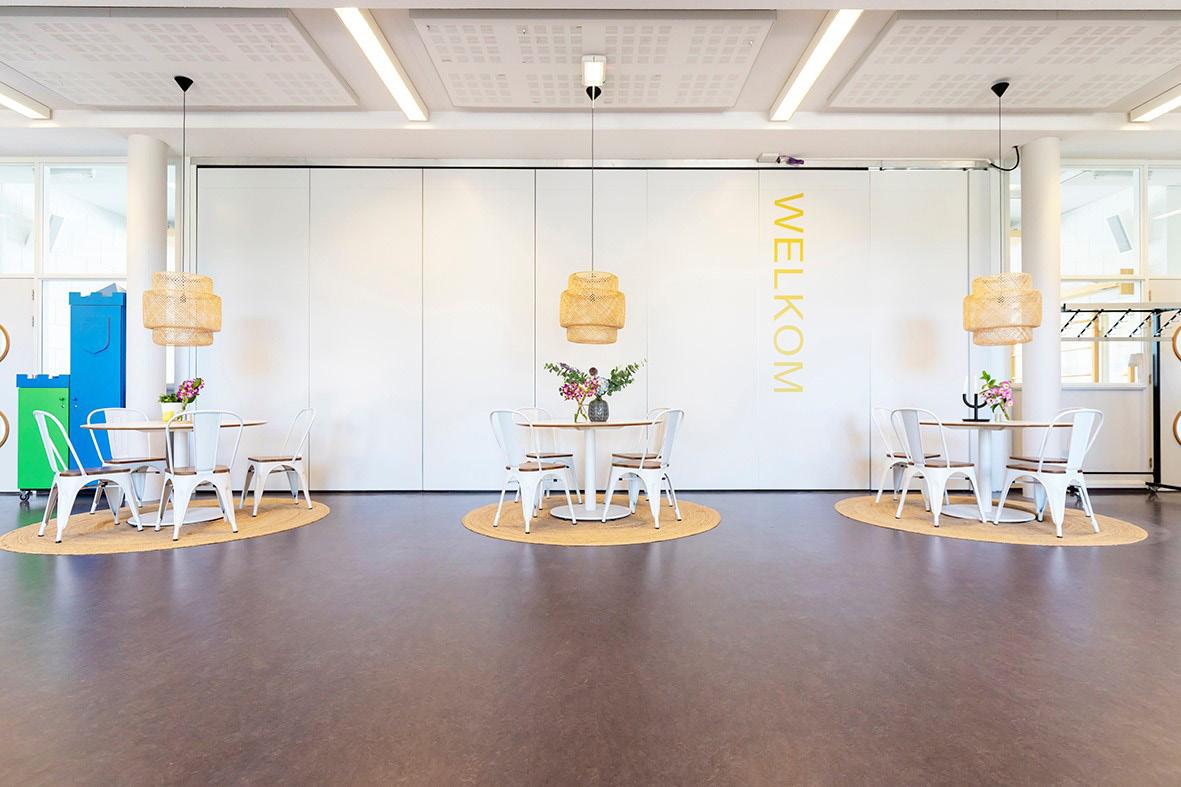 Dit is een beeld van de uitnodigende eetruimte van basisschool Het Spectrum in Delfgauw, met aantrekkelijke tafels en sfeervolle verlichting. Dit is een beeld van de uitnodigende eetruimte van basisschool Het Spectrum in Delfgauw, met aantrekkelijke tafels en sfeervolle verlichting.