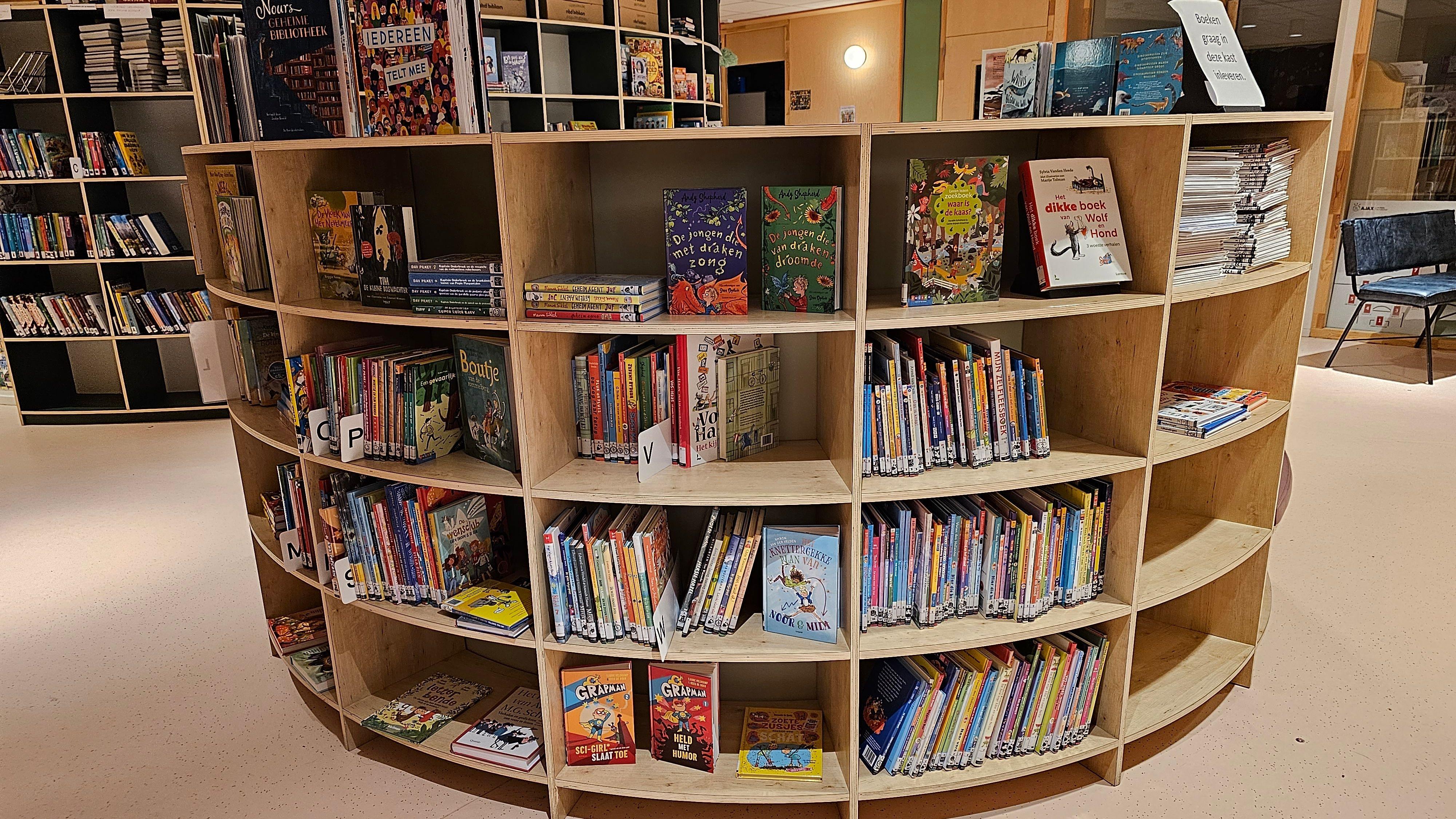 Dit is een boekenplank in de bibliotheek van IKC Knotwilg in Amsterdam. Dit is een boekenplank in de bibliotheek van IKC Knotwilg in Amsterdam.