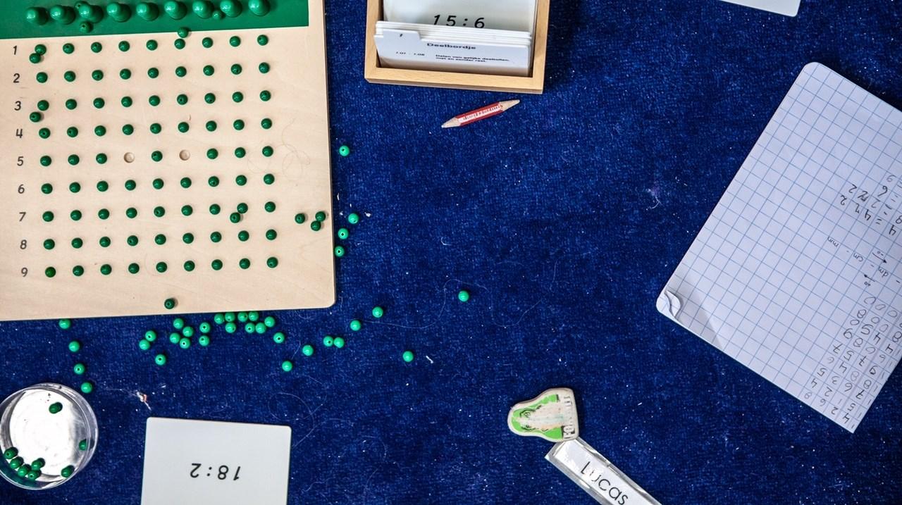 Dit is een educatieve opstelling met rekenmateriaal van Montessori Basisschool Roermond in Roermond. Dit is een educatieve opstelling met rekenmateriaal van Montessori Basisschool Roermond in Roermond.