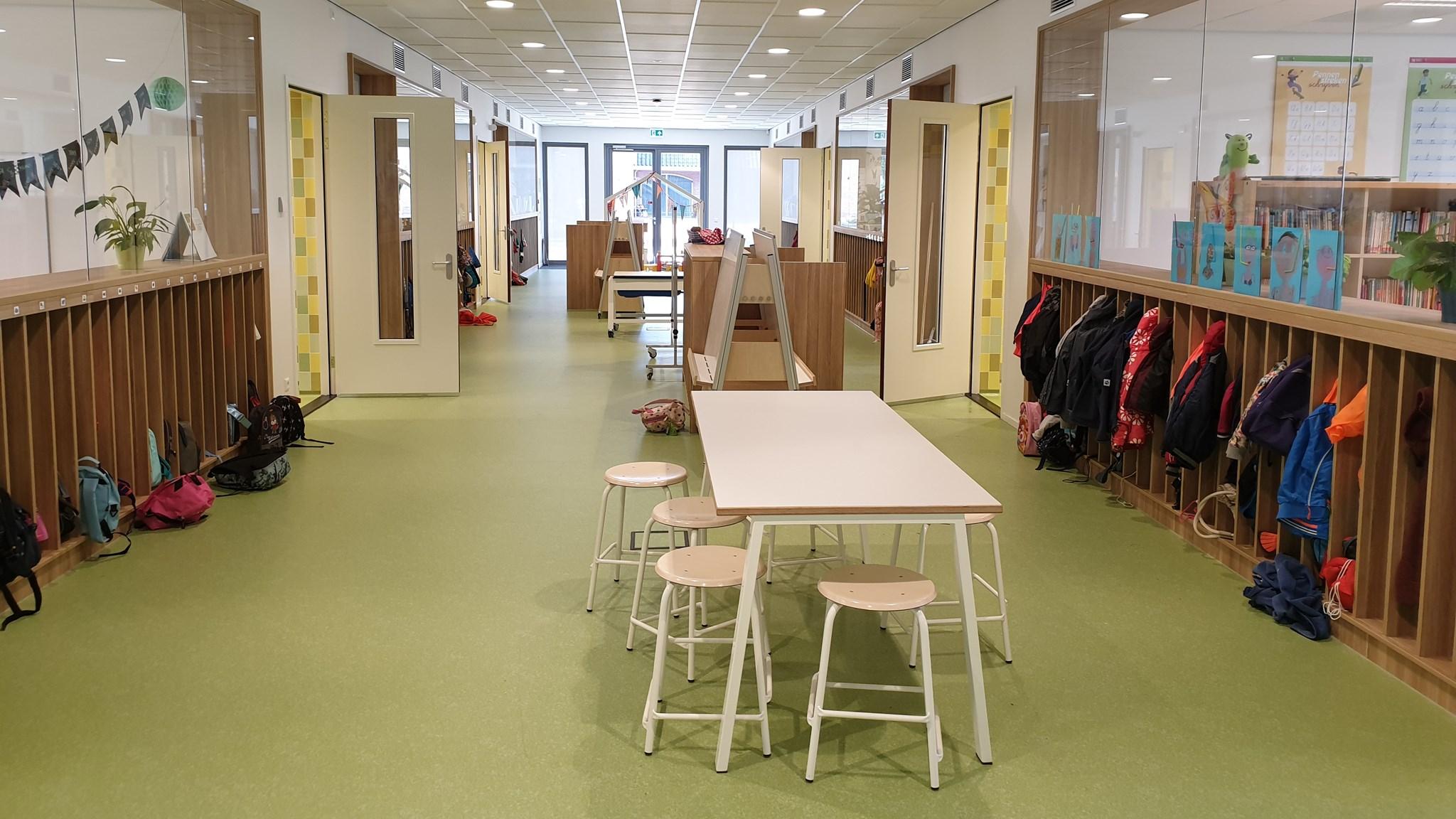 Dit is een interieurfoto van SmdB De Kandelaar in Ameide, met een overzicht van de gang en het meubilair in de school.