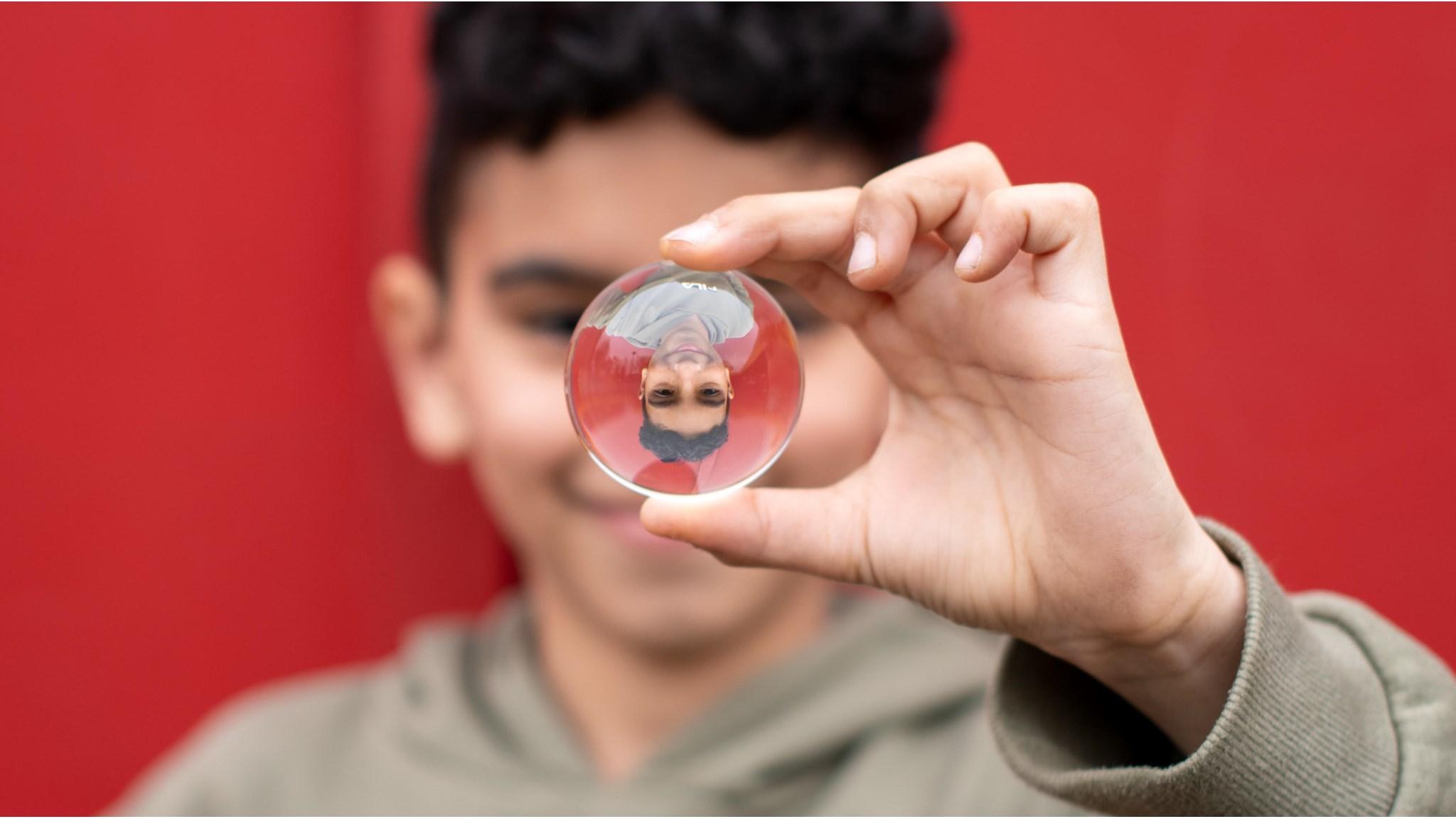 Dit is een jongen die een glazen bol vasthoudt met een afbeelding van zichzelf erin, gefotografeerd op de school "De Akker" in Opmeer. Dit is een jongen die een glazen bol vasthoudt met een afbeelding van zichzelf erin, gefotografeerd op de school "De Akker" in Opmeer.