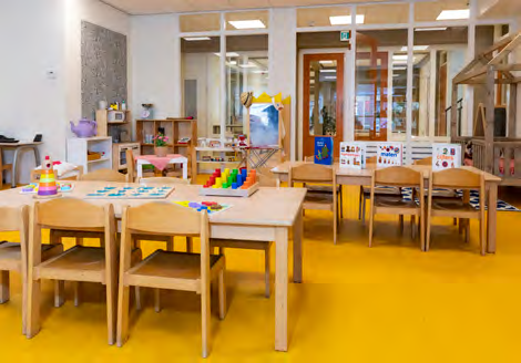 Dit is een klassituatied in KC Het Oude Westen in Rotterdam met houten tafels en stoelen, geschikt voor kinderen. Dit is een klassituatied in KC Het Oude Westen in Rotterdam met houten tafels en stoelen, geschikt voor kinderen.