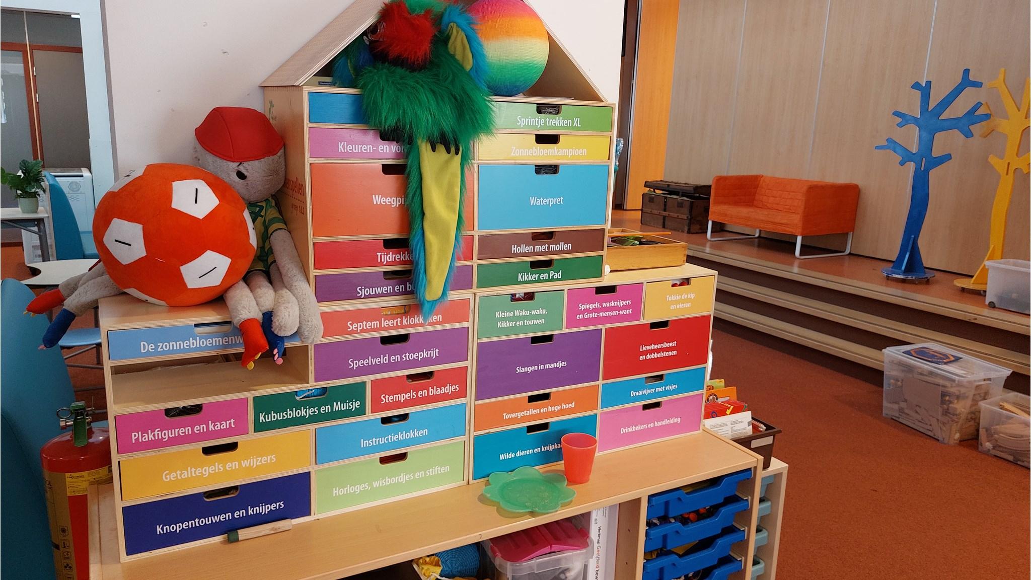 Dit is een kleurrijke speeltafel met verschillende speel- en leermaterialen op basisschool De Toermalijn in Hasselt. Dit is een kleurrijke speeltafel met verschillende speel- en leermaterialen op basisschool De Toermalijn in Hasselt.