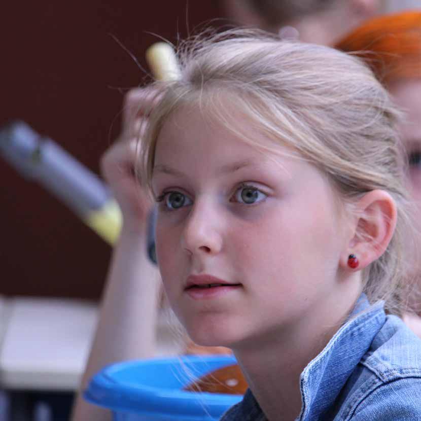 Dit is een leerling van Christelijk kindcentrum Gulden Bodem in Arnhem die aandachtig is tijdens een les. Dit is een leerling van Christelijk kindcentrum Gulden Bodem in Arnhem die aandachtig is tijdens een les.
