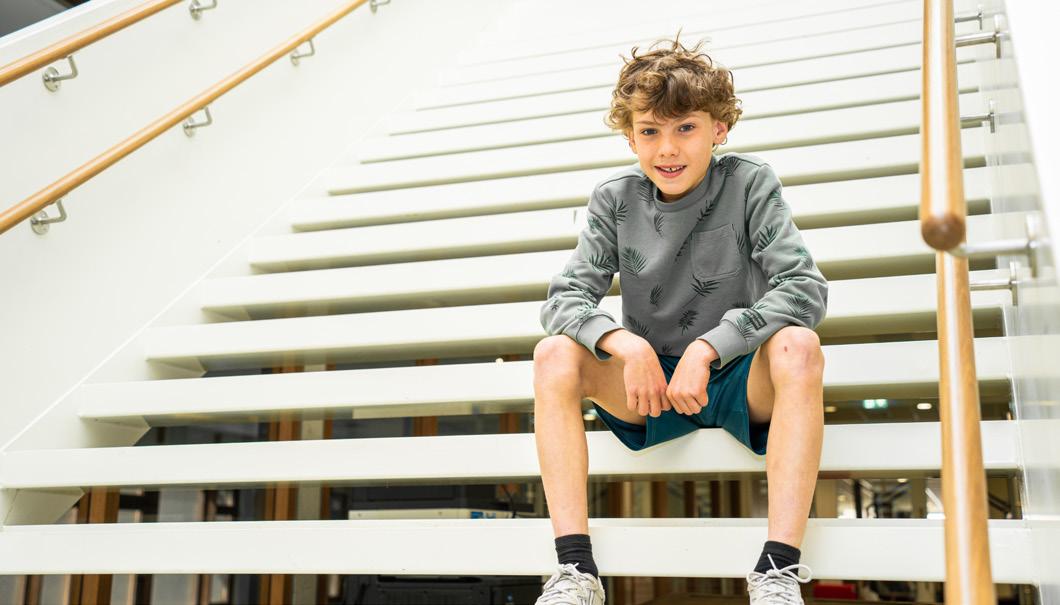 Dit is een leerling van de Fatimaschool in Rotterdam die zit op de trap. Dit is een leerling van de Fatimaschool in Rotterdam die zit op de trap.