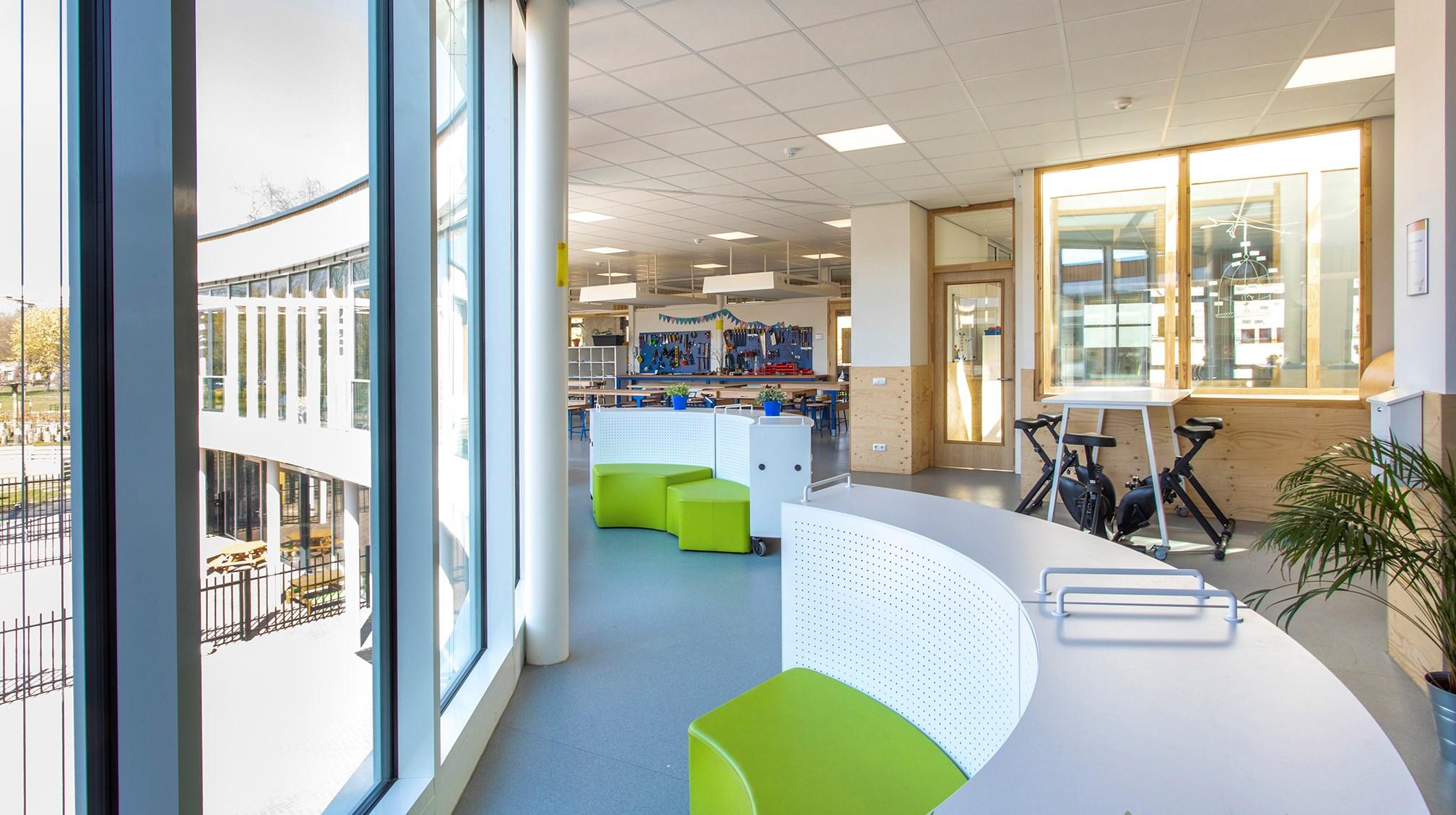 Dit is een moderne binnenruimte van Basisschool Wonderwijs in Hoensbroek met een open ontwerp en comfortabele zitplaatsen. Dit is een moderne binnenruimte van Basisschool Wonderwijs in Hoensbroek met een open ontwerp en comfortabele zitplaatsen.
