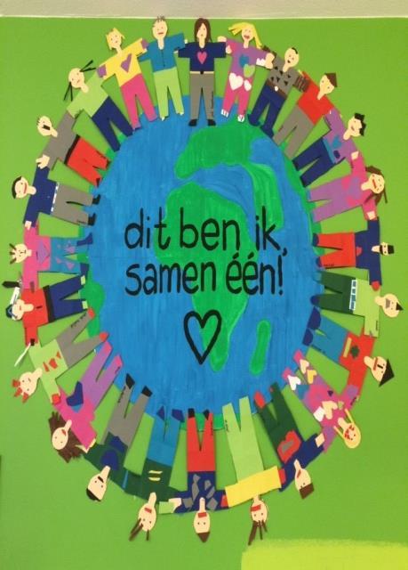 Dit is een muurschildering met de tekst "dit ben ik, samen één!" op De Viersprong in Leiden, die samenhorigheid en verbinding uitdrukt. Dit is een muurschildering met de tekst "dit ben ik, samen één!" op De Viersprong in Leiden, die samenhorigheid en verbinding uitdrukt.